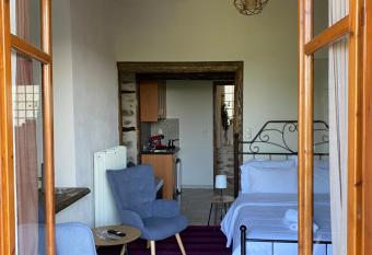 1924 Sudios 2 has Balcony rooms