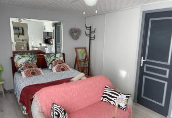 studio allows 18 year olds to book a room