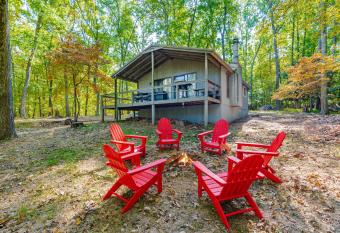 Cabin w Hot Tub, Huge Deck, Firepit & WiFi! has Balcony rooms