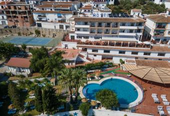 Hotel y Bungalows Balc  n de Competa allows 18 year olds to book a room