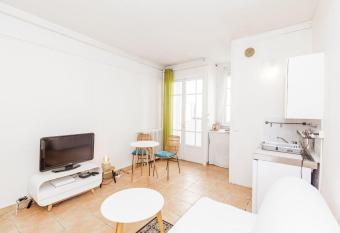 A bright studio near Paris has Balcony rooms