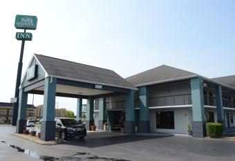 Clarksville Inn has rooms with a private hot tub