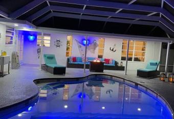 House with Heated Pool near to Florida Beaches has rooms with a private hot tub