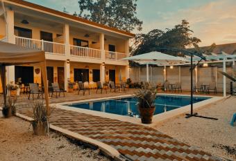 Cabinas El Colibri has Balcony rooms