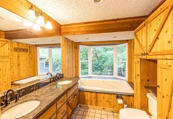 Three Little Bears Retreat has Balcony rooms