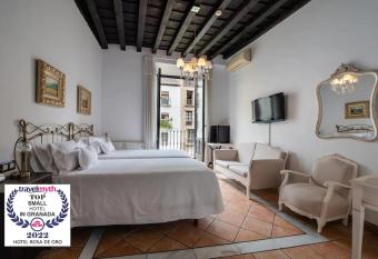 Hotel Rosa De oro allows 18 year olds to book a room