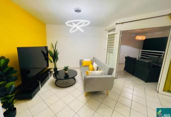 Le coin zen avec piscine Location de voiture has Balcony rooms