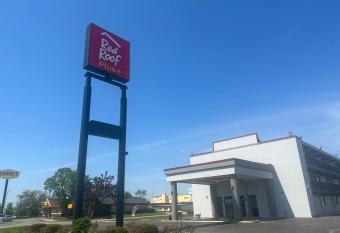 Red Roof Inn Bourbonnais has rooms with a private hot tub