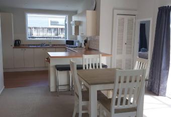 Big, Comfy villa in Hamilton East has Smoking rooms