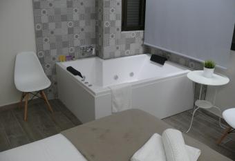 HOSTAL LETTO DAL MARE has rooms with a private hot tub