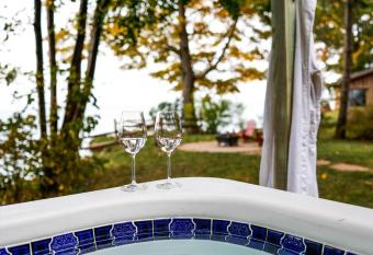 The Sunflower House - HOT TUB - Lake Front - Near Olcott Beach - King Bed has rooms with a private hot tub