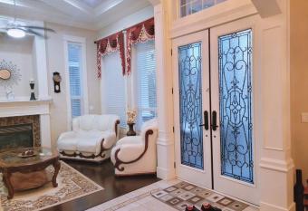 Luxurious 4bedroom-4bath- Backyard/Hot tub-Surrey allows 18 year olds to book a room