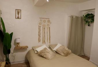 Magnifique appartement au c  ur d   Avignon allows 18 year olds to book a room