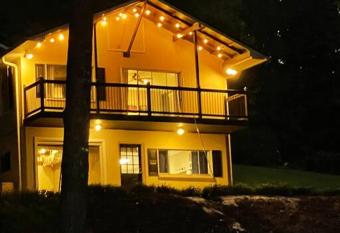 Cozy, Lake Lanier property with amazing views has Balcony rooms