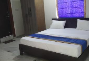 Four Seasons Hotels By WB Inn allows 18 year olds to book a room