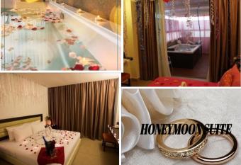 Paradise Spa Hotel has rooms with a private hot tub