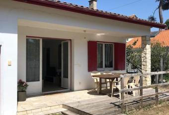 Maison    500 m  tres de la plage has Balcony rooms