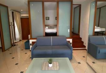 Elegante appartamento nel cuore di Ferrara allows 18 year olds to book a room