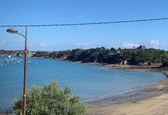 Le Prieur   allows 18 year olds to book a room