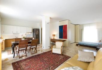 Splendido e luminoso appartamento con terrazzo allows 18 year olds to book a room