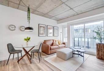 Initial / New Yorker / Centre-ville de Qu  bec has Balcony rooms