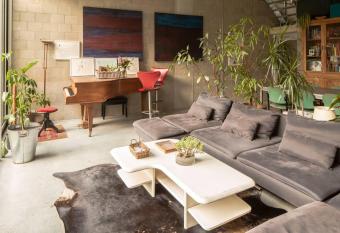 Mari s: Multifunctional Shelter with big Garden has Balcony rooms