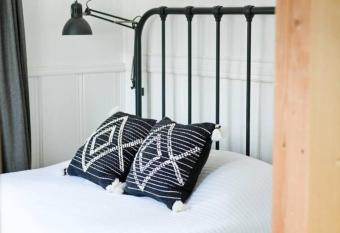 Moonlight Cottage has rooms with a private hot tub