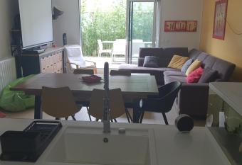 Jolie suite parentale, chambre et salle d eau, avec son coin de verdure    5 minutes    pied du centre ville has Balcony rooms