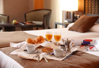 Hotel Spa Congreso has rooms with a private hot tub