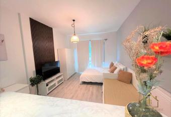 Royal Manor- Marina Diamond 1 has rooms with a private hot tub