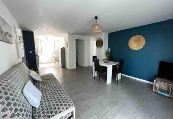 ~ ESCAPE AND BEACH ~ has Balcony rooms