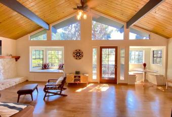 Mountain Chalet w Views 5min to lake has Balcony rooms