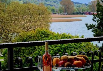 Vila Ivica Kjoshe allows 18 year olds to book a room