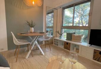 Charmant studio face au port Santa Lucia avec piscine et parking priv   allows 18 year olds to book a room