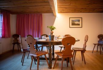 Uncle Eric s Chalet has Balcony rooms