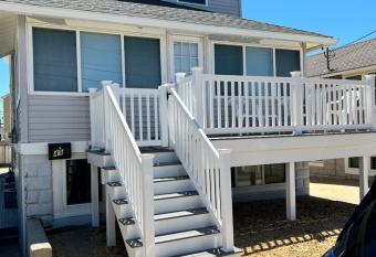 Cozy beachhouse has Balcony rooms