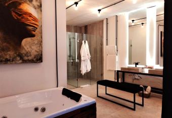 Hotel Tila allows 18 year olds to book a room