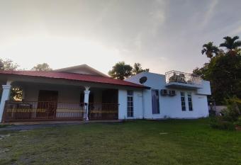 The White House @ Kundang Village has Balcony rooms