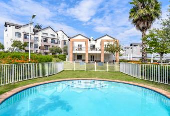 V&S Apartments - Executive Suite in Fourways, Johannesburg has Balcony rooms