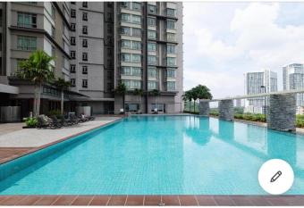 Shaftsbury residence cyberjaya with a pool & Free Parking has Balcony rooms