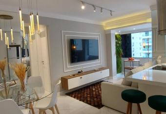 Apartamento encantador com garagem inclu  da. allows 18 year olds to book a room