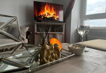 The welcoming House of Li  ge 2 (Centre-M  diacit  ) has Balcony rooms