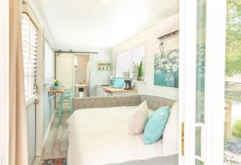 The Container Retreat @ 290 Wine Trail #1 Escape to Hye, TX has Balcony rooms