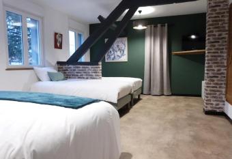 Aux Portes des Lacs has Balcony rooms