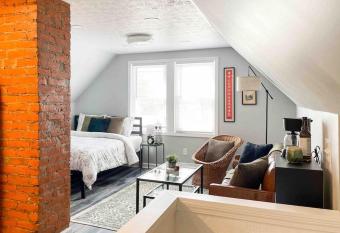 Modern Studio Apartment for Two - new AC allows 18 year olds to book a room