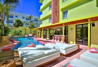 Tropicana Ibiza Suites - Adults Only allows 18 year olds to book a room