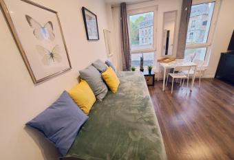 Studio chaleureux et   l  gant en hyper centre de Maubeuge avec vue sur la porte de Mons et la place Vauban allows 18 year olds to book a room