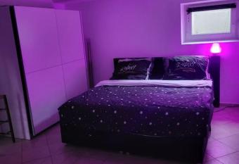 Sch  ne Unterkunft mit Whirpool nahe Phantasialand has rooms with a private hot tub