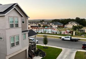 New 3 story home *Seaworld/ Lackland allows 18 year olds to book a room