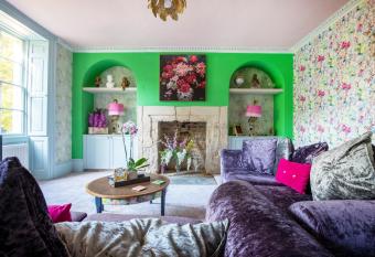 Dream Stays Bath - Southbank, EVC Parking allows 18 year olds to book a room